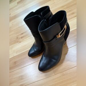 ISOLA Eppie Women’s Black Leather Ankle Boot – Size 7.5M